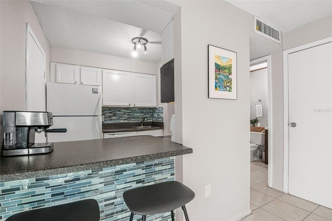 Building Photo - 4215 E Bay Dr