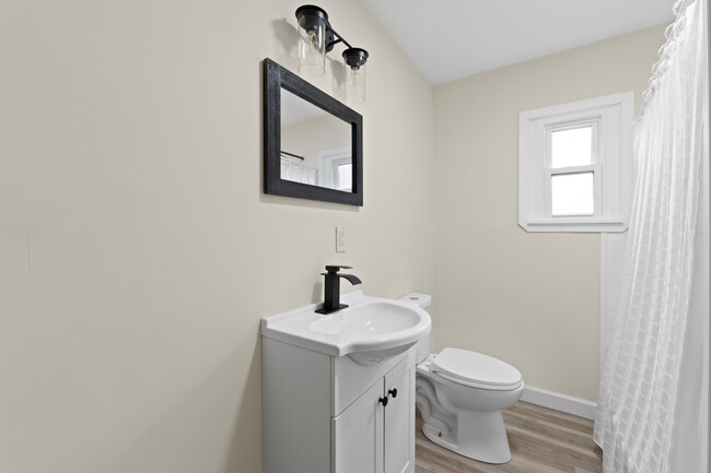 Updated hall bath w tub/shower combo - 25 W Ofallon Dr