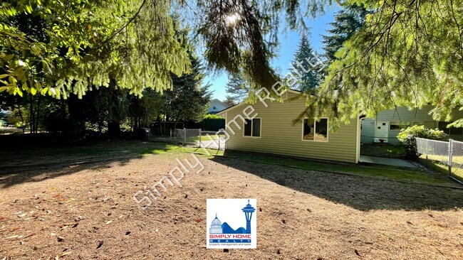 Building Photo - Cute and cozy, newly renovated 3 bedroom tucked inside a charming Tri-plex!