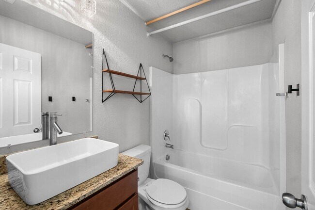 Building Photo - Fayetteville home | Near U of A