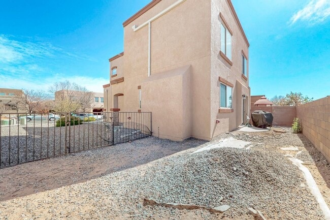 Building Photo - 2233 Cortina Loop SE