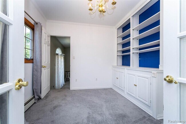 Building Photo - 8911 Manor Ave