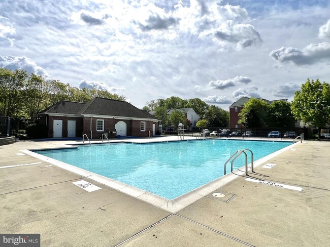 Building Photo - 13051 Park Crescent Cir