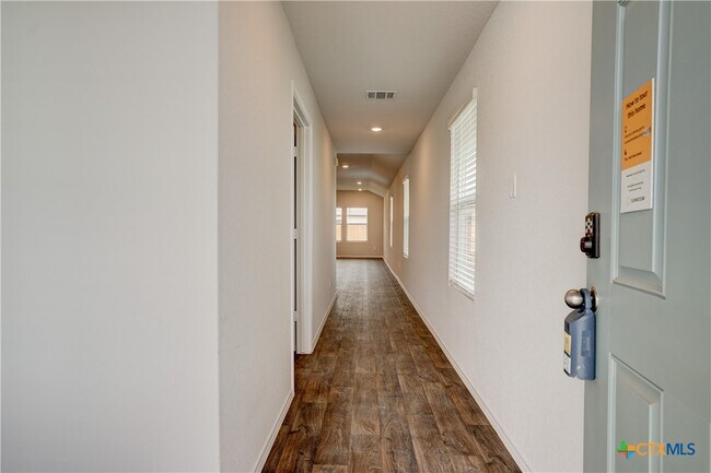 Building Photo - 121 Roanwood Dr