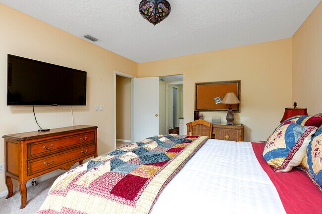Building Photo - 11355 Pond View Dr