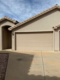 Building Photo - Well-maintained 3 bed/2 bath condo near Sk...