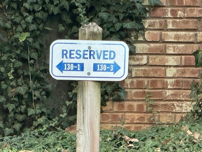 Building Photo - 5600 Hillcrest Ln