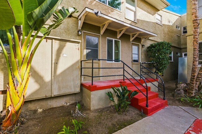 Building Photo - 2BR Coastal La Jolla Apartment | Steps to Windansea Beach
