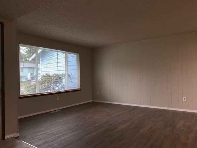 Building Photo - Beautiful 3Bd/1.5 Ba Federal Way Home.