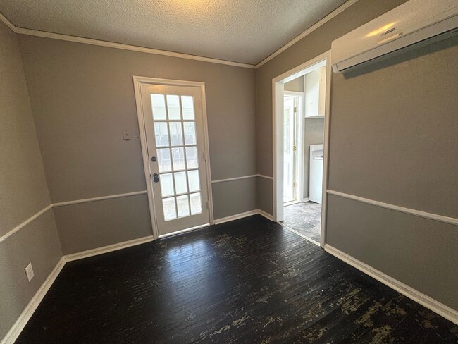 Building Photo - Adorable two bedroom one bathroom home loc...