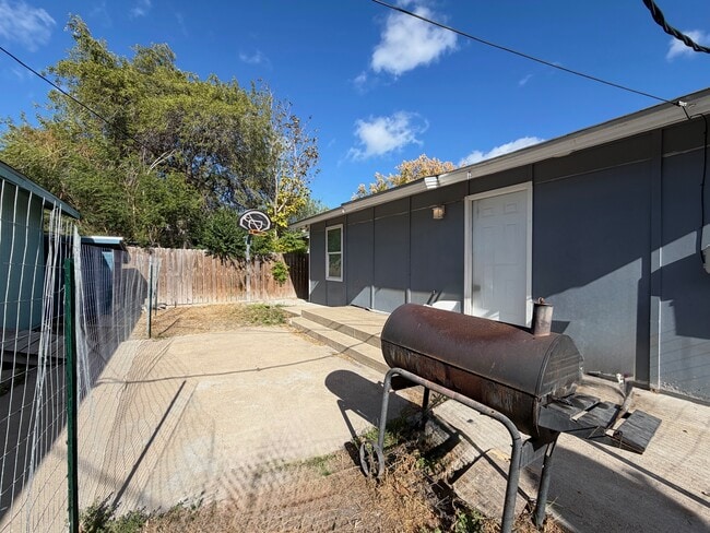 Building Photo - 3229 Sarita St