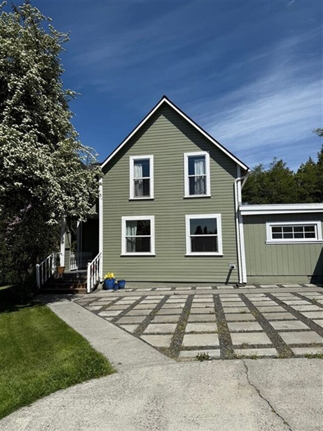 Building Photo - 4 Bedroom, 1 Bathroom Home in Bow!