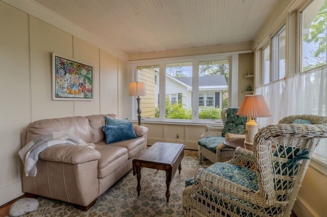 Building Photo - Fully-Furnished Retreat in the Heart of Su...