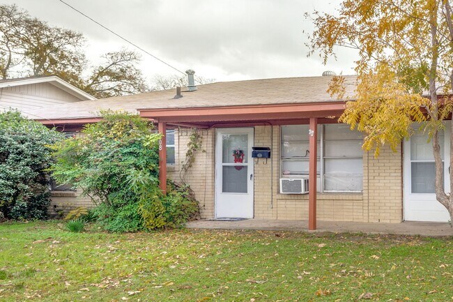 Building Photo - Stylish Duplex in Irving - HUGE Backyard!
