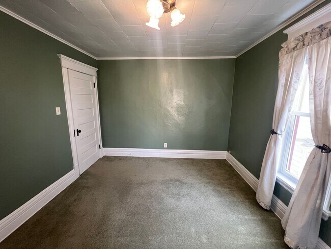 Building Photo - AVAILABLE JUNE - Upper 2 Bed 1 Bath Apt w/ Private Laundry