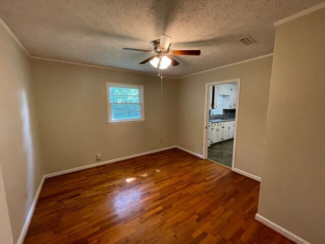 Building Photo - Updated 3/1 House in Lindale $1,295