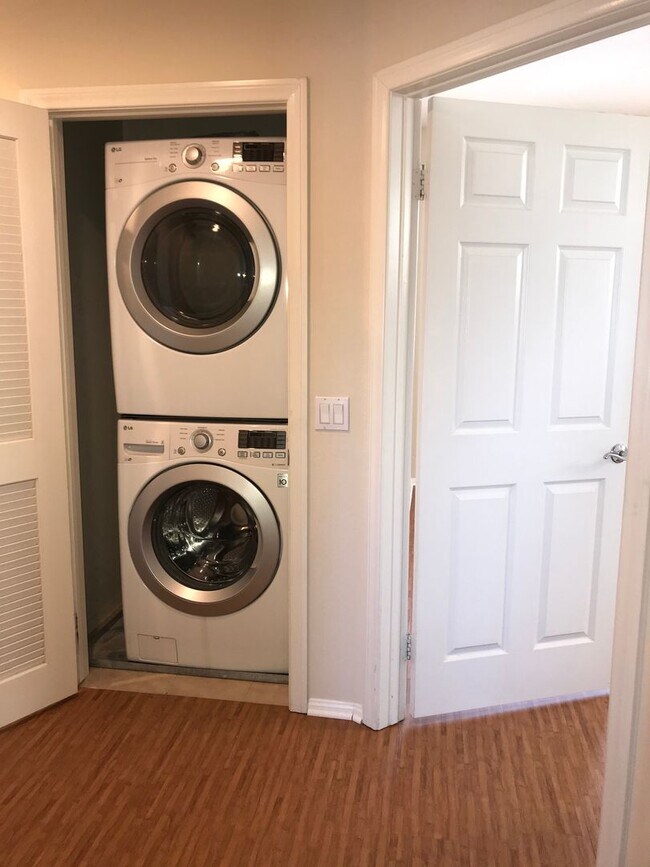 Building Photo - Located in the very popular northwest area in Glendale