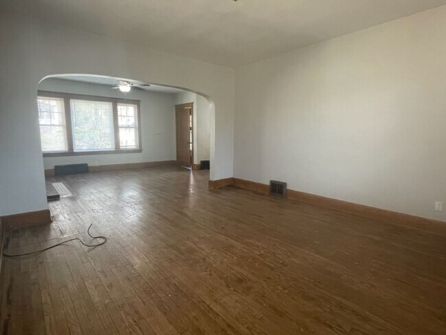 Building Photo - Beautiful 5 Bedroom/2.5 Bathroom Home in Popular Field Club Area