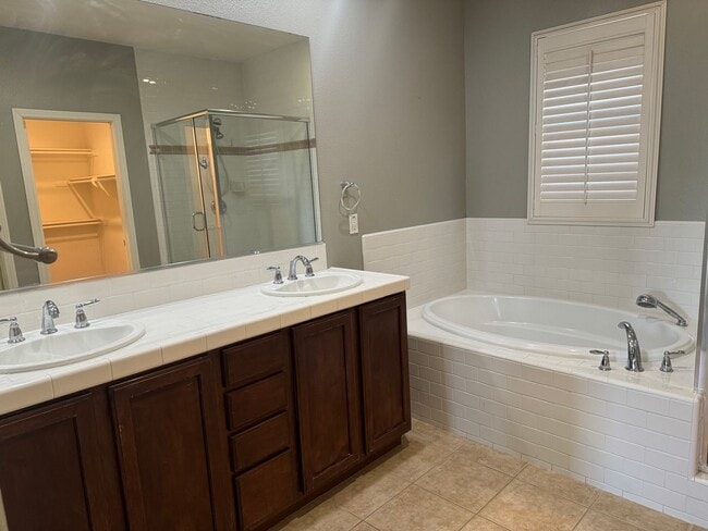 Building Photo - ONE MONTH FREE RENT! Beautiful 4 bedroom, ...