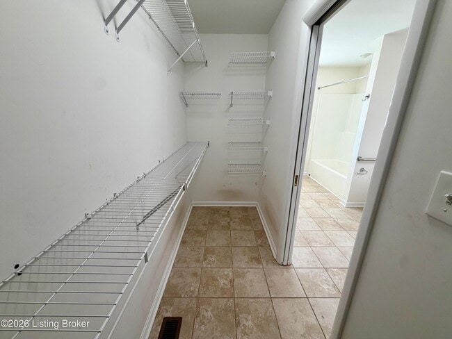 Building Photo - 6216 Hillcrest Ct