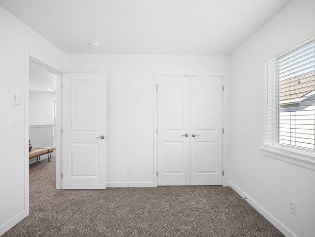 Building Photo - Newer Duplex in Deer Park 3bed, 2.5 bath