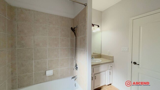 Building Photo - Stunning 3 Bedroom Home In Rosedale!