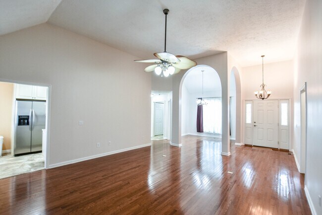 Building Photo - Pet Friendly Near i24!