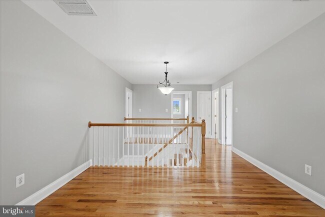 Building Photo - 102 Bramble Ct