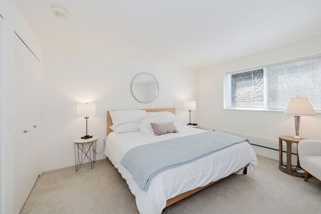 Building Photo - Furnished Bainbridge Island Waterfront Home with Incredible Views