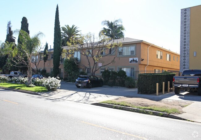 Building Photo - 6566 Fountain Ave