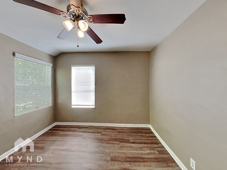 Building Photo - 2141 Royal Oaks Dr