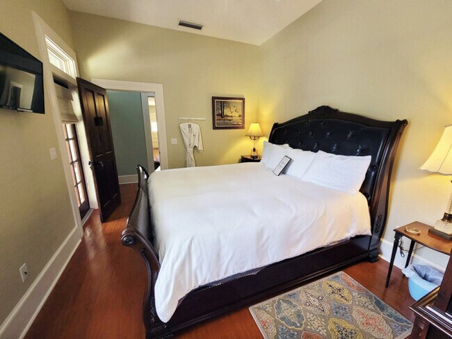 Building Photo - 205 SE 7th St