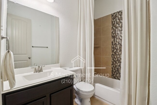 Building Photo - 1041 Water Oak