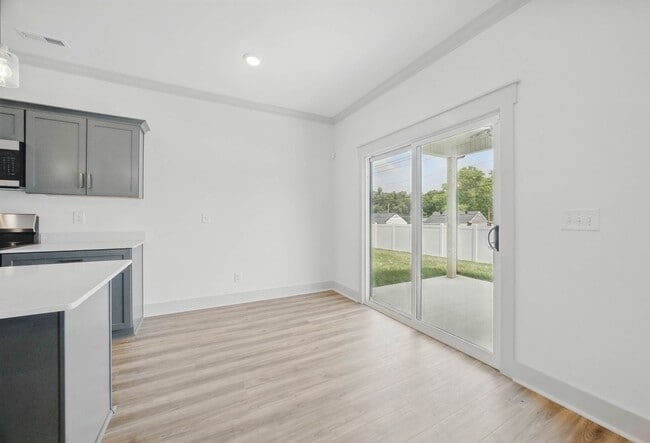 Building Photo - 3 Bedroom 2 1/2 Bath Luxury Home Near Madison Street!