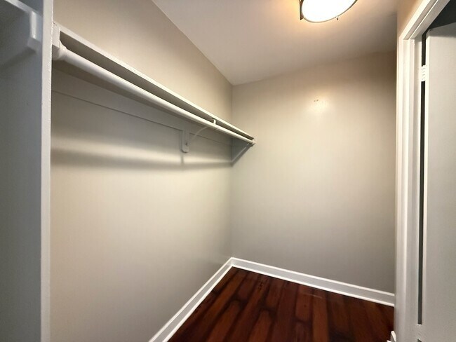 Building Photo - 4343 N Clarendon Ave