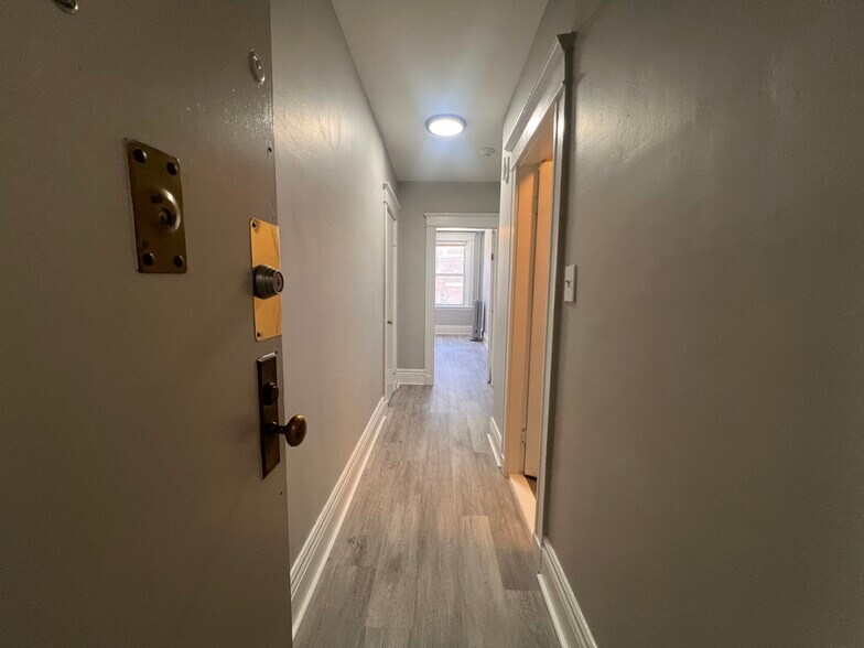Building Photo - 376 Riverway