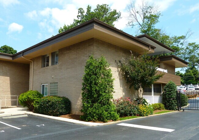 Building Photo - Spacious Condo in Prime Sandy Springs Location – Gated Community with Pool!