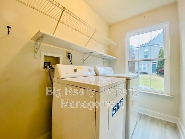 Building Photo - 475 Stoneglen St