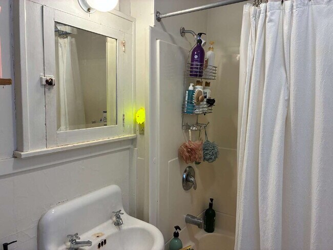 Building Photo - Awesome 2 Bed 1 Bath! Available June 1st!