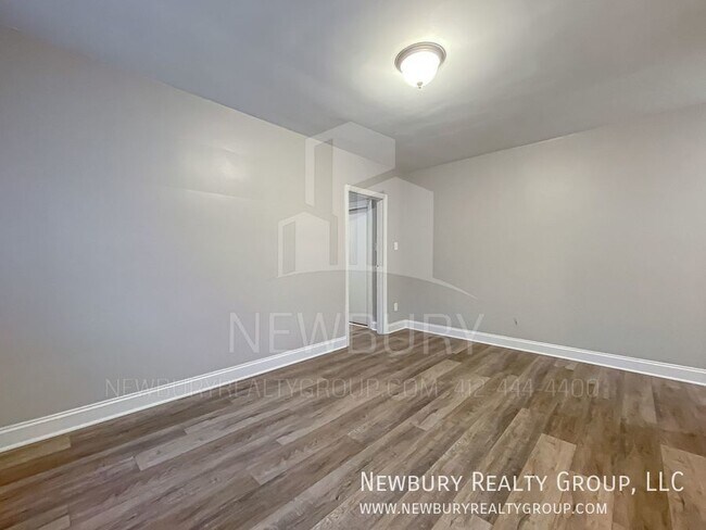 Building Photo - Cozy 2 Bedroom Available Now!