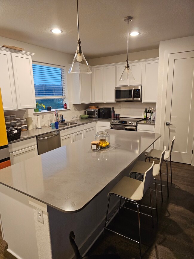huge central kitchen island - 2050 Lohmans Spur Rd