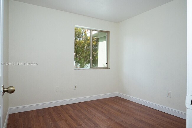 Building Photo - 2831 SE 15th Rd