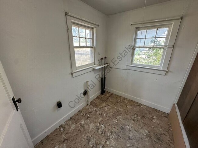 Building Photo - Cozy 2 Bed 1 bath house with detached garage and central Heat and air and washer/dryer hookups in...