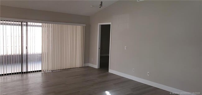 Building Photo - 41 SE Ontario Way