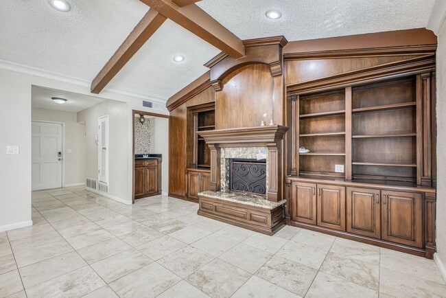 Building Photo - Beautiful House with 4 bed - 2 baths - office & covered big Jacuzzi