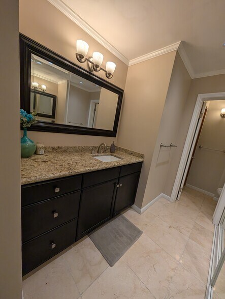 Building Photo - 1855 Diamond St