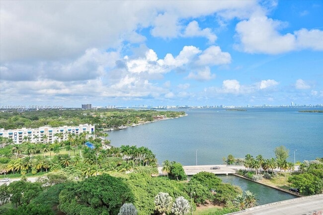 Building Photo - 601 NE 36th St