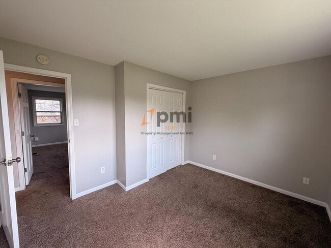 Building Photo - 365 Raven Ct