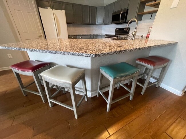 Building Photo - Charming 2 bedroom/ 2-bathroom unit in Castleview Condominium complex- Great location - 1 car gar...