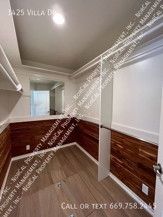 Building Photo - 1425 Villa Dr